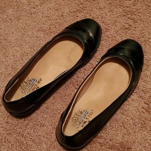 LifeStride Black flats 7.5W